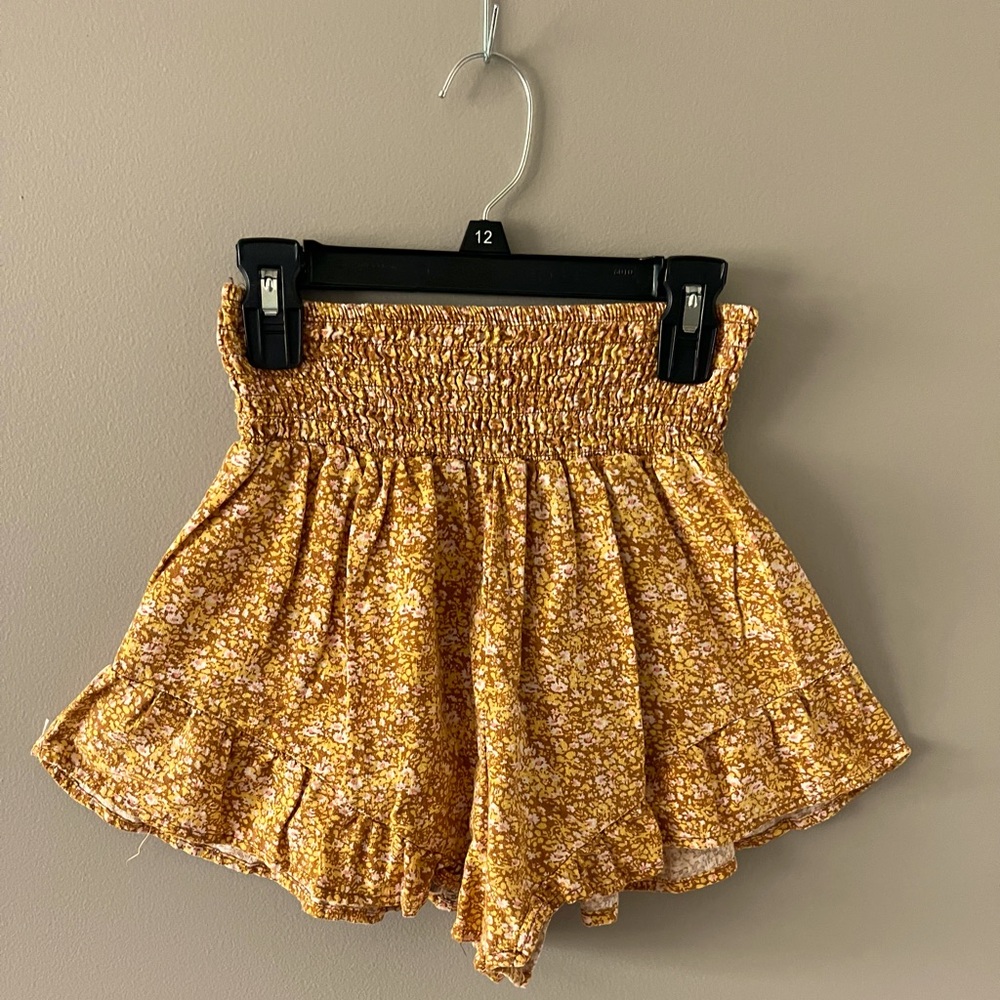 Wild Fable yellow and tan shorts in very good condition.